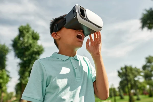 Chico Sorprendido Emocionado Viendo Auriculares Realidad Virtual Aire Libre Niño —  Fotos de Stock
