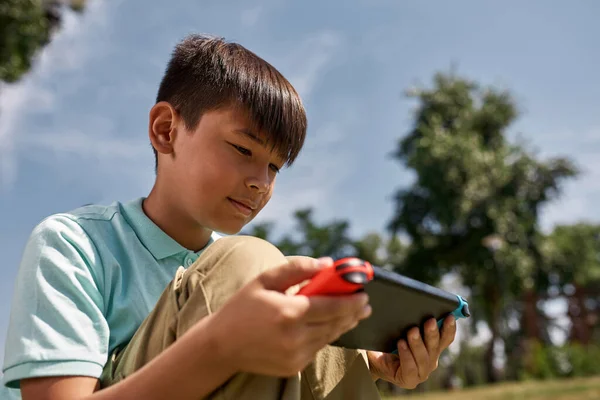 Menino Multirracial Concentrado Jogando Videogame Console Jogos Criança Masculina Cabelos — Fotografia de Stock