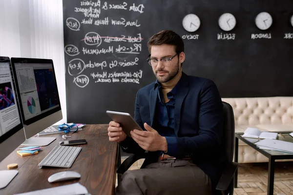 Vendedor Europeo Empresario Con Gafas Viendo Tableta Digital Escritorio Con —  Fotos de Stock