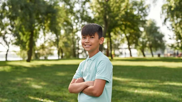 Garçon Multiracial Souriant Aux Bras Croisés Regardant Caméra Sur Prairie — Photo