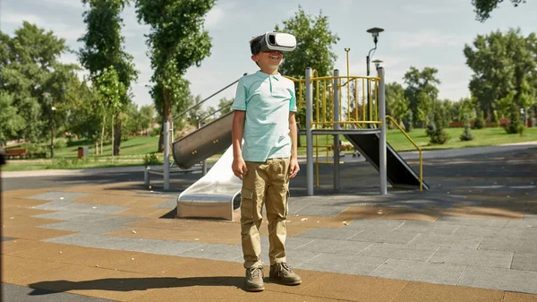 Muchacho Sonriente Viendo Auriculares Realidad Virtual Aire Libre Niño Varón —  Fotos de Stock