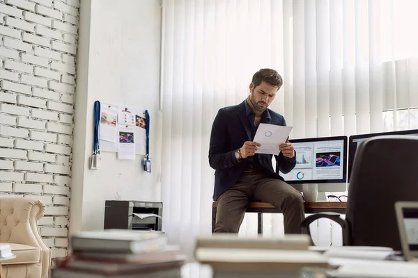 Vendedor Caucásico Concentrado Empresario Leyendo Documento Papel Escritorio Con Computadora — Foto de Stock