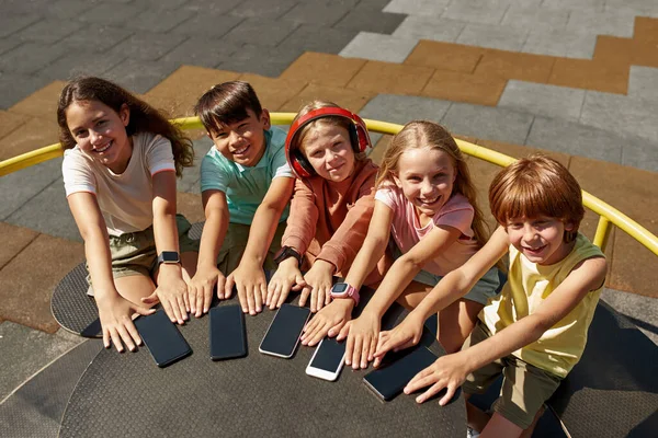 Vista Dall Alto Bambini Multirazziali Sorridenti Che Girano Sull Altalena — Foto Stock