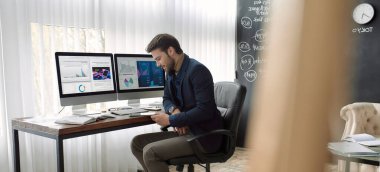 Bilgisayarlı, pazar grafiği olan dijital tablet masasında bilişim satıcısı ya da girişimci okuma belgesi ya da anlaşma. Yüksek teknoloji iş stratejisi, geliştirme, tanıtım, satış ve pazarlama