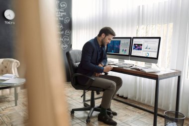 Kafkas Bilişim Satıcısı ya da CEO yöneticisi, dijital tablet üzerinde, bilgisayarında pazar grafiği olan bir belge okuyor. Yüksek teknoloji iş stratejisi, geliştirme, tanıtım, satış ve pazarlama