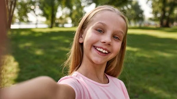 Imagem Parcial Menina Branca Sorridente Olhando Para Câmera Durante Tomada — Fotografia de Stock