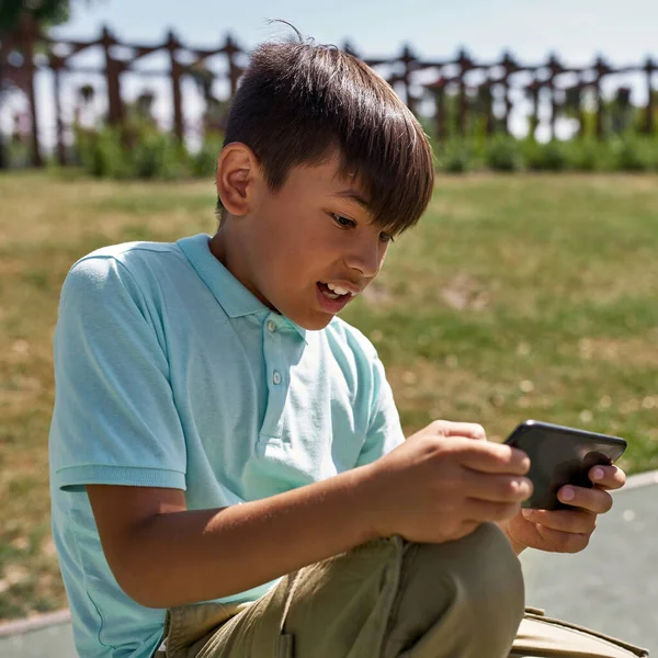 Menino Multiétnico Tenso Jogando Videogame Smartphone Livre Criança Masculina Cabelos — Fotografia de Stock