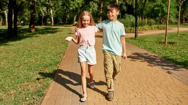 Usmívající Běloška Mnohonásobný Chlapec Objímající Kráčející Chodníku Zeleném Parku Venku — Stock fotografie