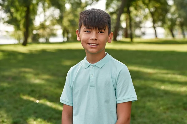 Vista Frontale Del Ragazzo Multirazziale Sorridente Che Guarda Telecamera Sul — Foto Stock