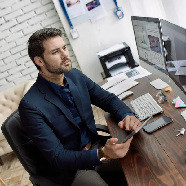 Focused Caucasian Seller Entrepreneur Digital Tablet Watching Market Graph Computer — Stock Photo, Image