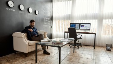 Modern zeki, başarılı beyaz bilişim işadamı ya da ofisteki koltukta dizüstü bilgisayar izleyen pazar analisti. İş stratejisi, geliştirme, tanıtım, satış, yüksek teknoloji şirketlerinin pazarlanması