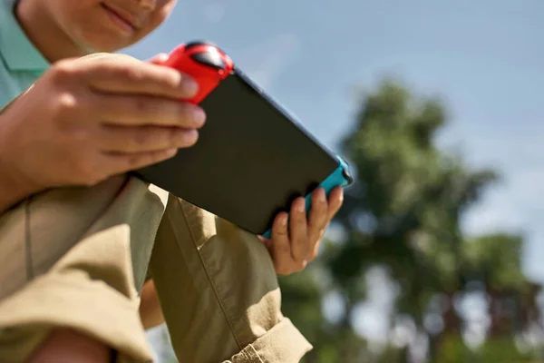 Partiell Suddig Pojke Spelar Spel Spelkonsol Utomhus Mörkhåriga Manliga Barn — Stockfoto