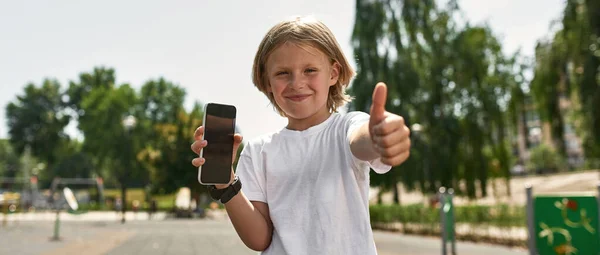 Garoto Caucasiano Sorridente Com Smartphone Mostrar Polegar Para Cima Olhar — Fotografia de Stock