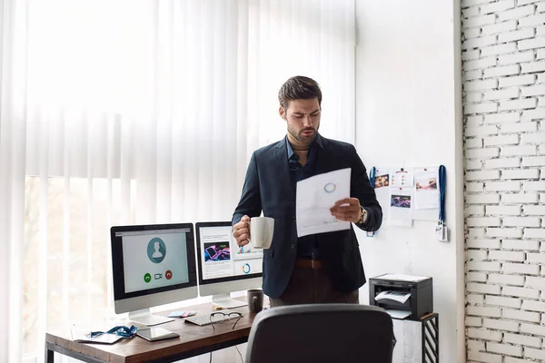 Caucasian Entrepreneur Looking Paper Market Graph Talking Video Call Office — Stock Photo, Image