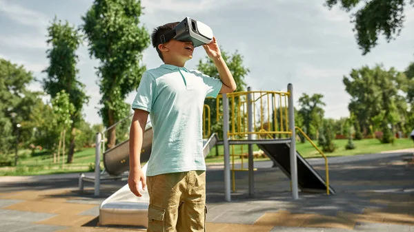 Niño Enfocado Con Boca Abierta Viendo Auriculares Realidad Virtual Aire —  Fotos de Stock