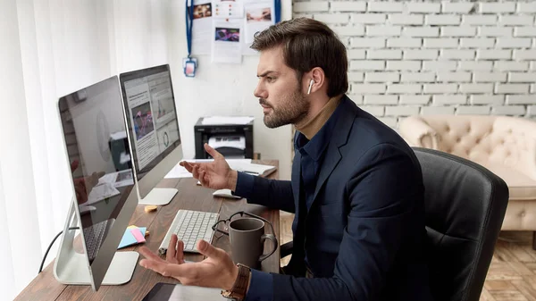 オフィスのコンピュータにビデオ通話で懐疑的な顔を持つ白人のIt起業家 オンライン会議や通信 ハイテクビジネス戦略 プロモーション — ストック写真