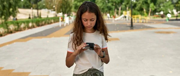 Vista Frontal Menina Adolescente Caucasiana Usando Câmera Ação Playground Borrado — Fotografia de Stock