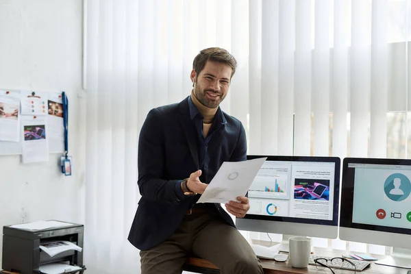 Sonriente Inversor Caucásico Con Documento Papel Que Tiene Videollamada Escritorio — Foto de Stock