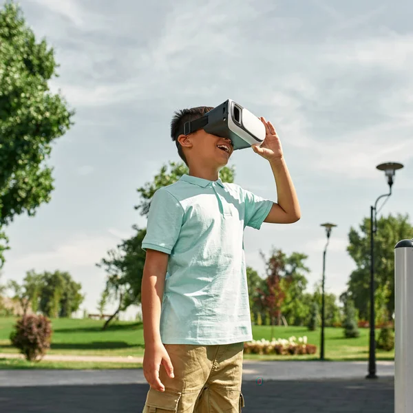 Niño Agradable Usando Auriculares Realidad Virtual Aire Libre Niño Varón —  Fotos de Stock