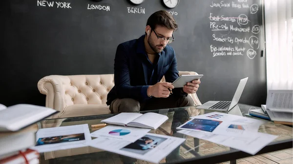 Fokus Sukses Kaukasia Investor Atau Pengusaha Menggunakan Dan Menonton Tablet — Stok Foto