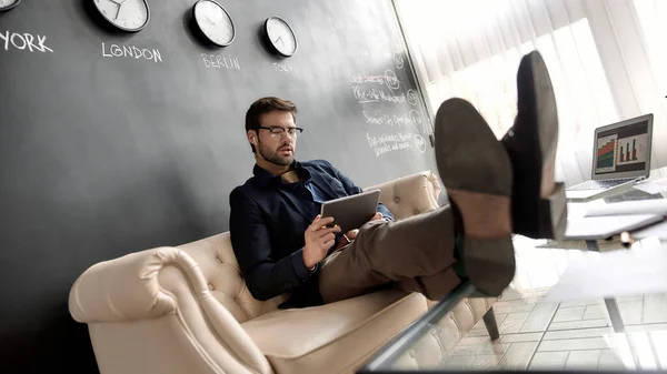 Líder Concentrado Empresa Inteligente Caucásica Viendo Tabletas Digitales Sofá Oficina —  Fotos de Stock