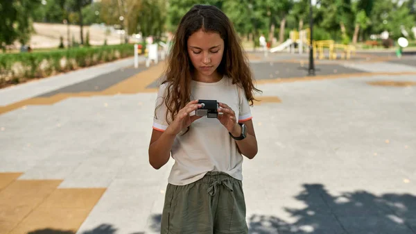Visão Frontal Menina Adolescente Europeia Estudando Câmera Ação Playground Borrado — Fotografia de Stock