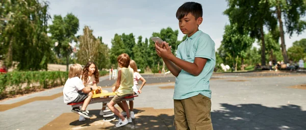 Fokusera Förgrunden Ensam Multiracial Pojke Med Hjälp Smartphone Bakgrund Suddiga — Stockfoto