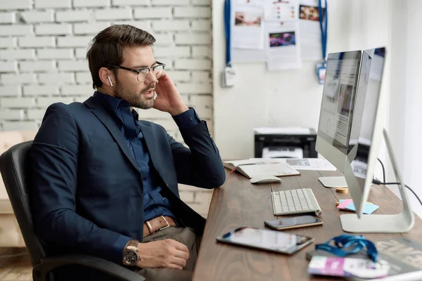 Focused Caucasian Entrepreneur Monitoring Analyzing Market Graph Information Computer Desk — Stock Photo, Image