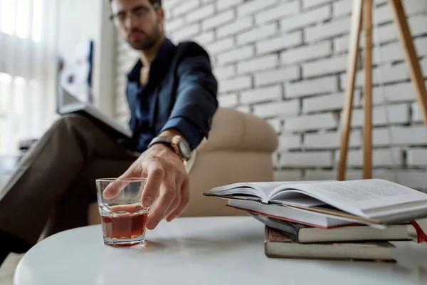 Empresario Borrosa Líder Compañía Tomando Vidrio Con Whisky Brandy Mesa — Foto de Stock