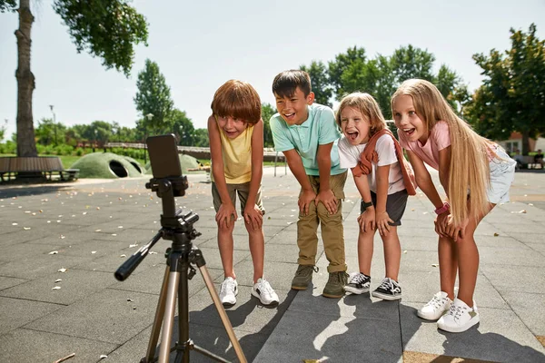 Los Niños Multiétnicos Ven Teléfono Inteligente Durante Hacer Video Aire —  Fotos de Stock