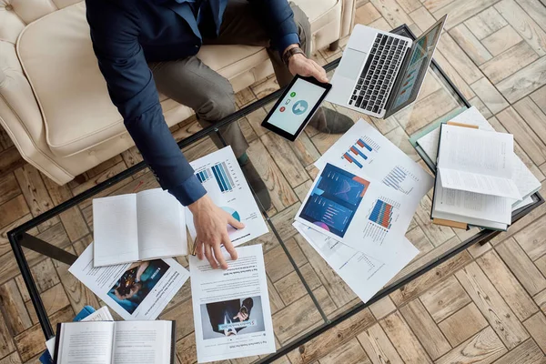 Parziale Imprenditore Hanno Videoconferenza Tablet Digitale Tavolo Sul Divano Ufficio — Foto Stock