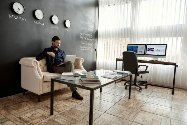 Empresário Caucasiano Com Rosto Cético Assistindo Computador Portátil Sofá Escritório — Fotografia de Stock