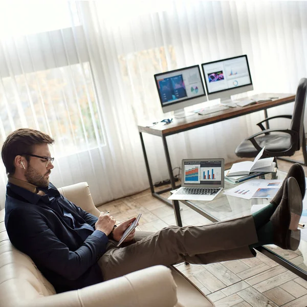 Focused Successful Caucasian Seller Watching Digital Tablet Sofa Office Business — Stock Photo, Image