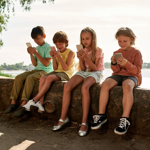 Grupo Niños Multiétnicos Que Utilizan Navegan Teléfonos Inteligentes Registro Costa —  Fotos de Stock