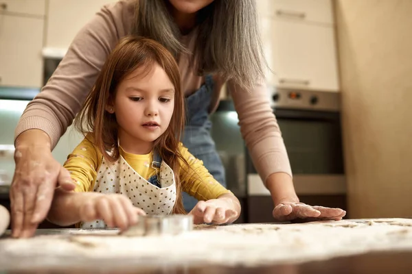 Büyükannenle Kurabiye Pişirmek Için Hamur Kalıbı Kullanan Küçük Bir Kız — Stok fotoğraf