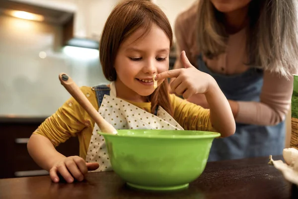 Kafkasyalı Küçük Kız Büyükannesiyle Yemek Pişirirken Mangırla Parmağına Bakıyor Aile — Stok fotoğraf