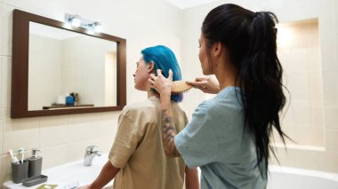 Kız, sabah banyoda göz bandı takmış kız arkadaşının saçını tarıyor. Genç lezbiyen çift birlikte vakit geçiriyor. Ev hayatı işte. Homoseksüel ilişki ve ilgi. Saç bakımı