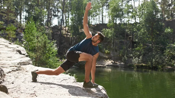 Desportista Caucasiano Jovem Aquecendo Rio Lago Costa Rochosa Livre Homem — Fotografia de Stock