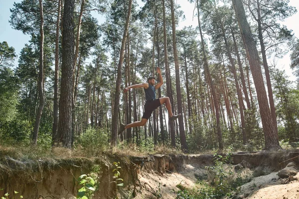 Vue Latérale Jeune Sportif Caucasien Sautant Par Dessus Trou Lors — Photo