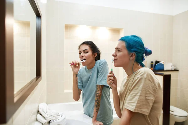 Side View Young Lesbian Caucasian Couple Brushing Teeth Toothbrushes Morning — Stock Photo, Image