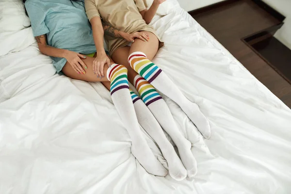 女孩躺在床上 在床上互相触摸的局部图像 一对同性恋夫妇在一起 在家里休息 同性恋关系 家庭生活方式 顶部视图 — 图库照片