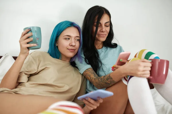 Menina Com Cabelo Colorido Assistir Smartphone Sua Namorada Enquanto Eles — Fotografia de Stock