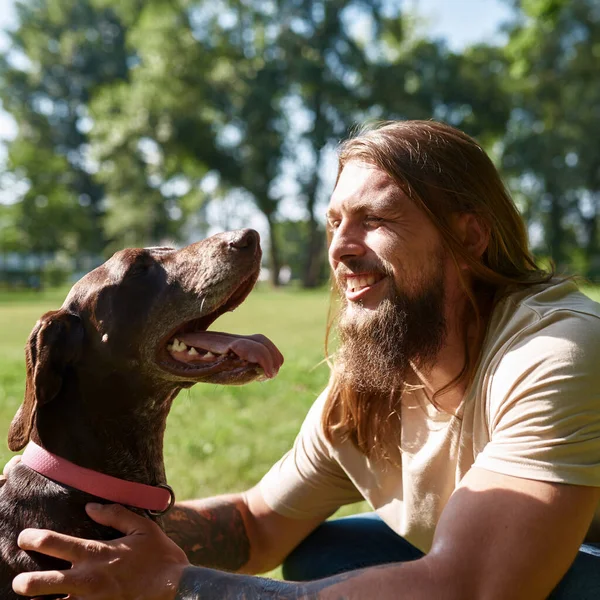 Bearded Hairy Smiling Caucasian Man Caressing His Kurzhaar Dog Lawn — Stock Photo, Image