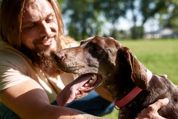 Bearded Hairy Smiling Caucasian Man Caressing Adorable Kurzhaar Dog Blurred — Stock Photo, Image