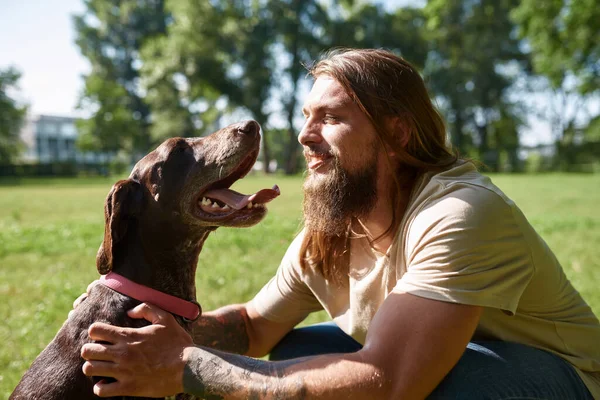 Bearded Hairy Smiling Caucasian Man Caressing Cute Kurzhaar Dog Meadow — Stock Photo, Image