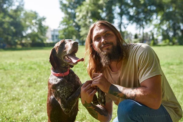 Smiling Caucasian Man Posing Cute Kurzhaar Dog Looking Camera Lawn — Stock Photo, Image