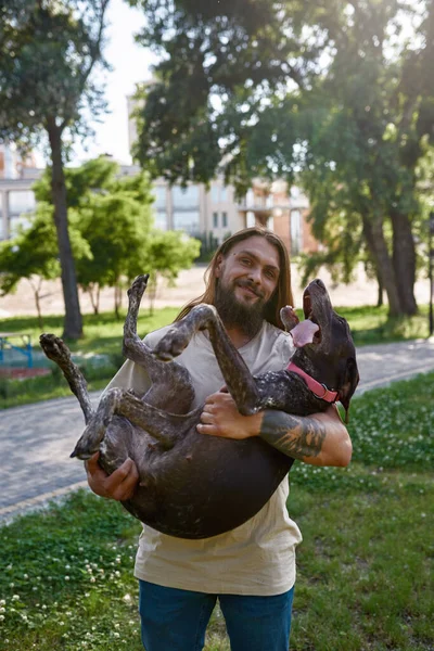 Smiling Bearded Caucasian Man Holding Arms His Kurzhaar Dog Looking — Stock Photo, Image