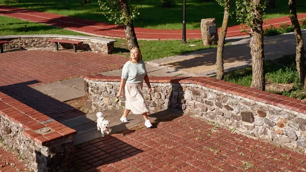 Mladá Běloška Venčí Svého Chlupatého Maltského Psa Chodníkovém Schodišti Užívá — Stock fotografie