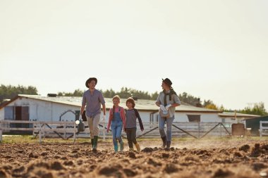 Genç, beyaz bir aile tarlaya çiftliğe ya da çiftliğe organik tohum ekmeye gidiyor. Anne, baba, kız ve oğul birlikte vakit geçiriyorlar. Modern hippi kırsal yaşam tarzı. Tarım