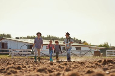 Genç, beyaz bir aile çiftlikte ya da çiftlikte saban sabanı ve tohumlarla geziyor. Anne, baba, kız ve oğul birlikte vakit geçiriyorlar. Modern hippi kırsal yaşam tarzı. Tarım